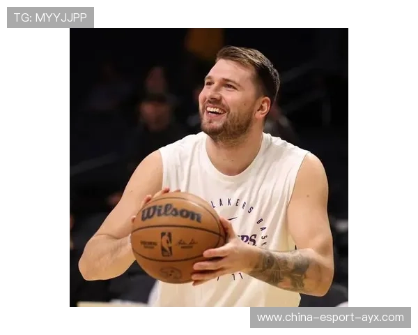 东契奇长距离三分再度命中，独行侠主场震动